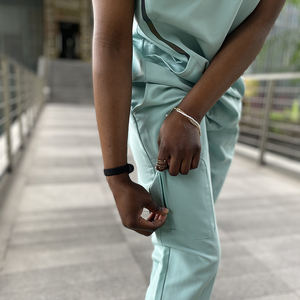 Directo de fábrica Unisex Med Couture Fashion Scrubs Set Tela tejida de buena calidad disponible en varios tamaños - Product Image 2