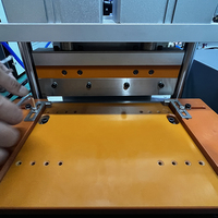 Machine de découpe compacte pour cellules de batterie au lithium, pour le façonnage des languettes de batterie