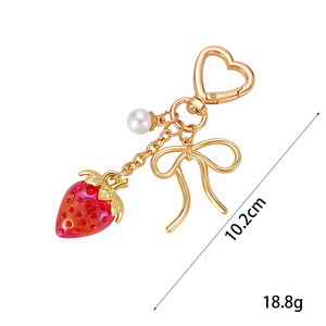Mini porte-clés en résine 3D en forme de fraise, orné de perles et d'un nœud, couleurs violet, rose, rouge, accessoire de mode mignon pour sacs de filles et pendentif de clés - Product Image 3