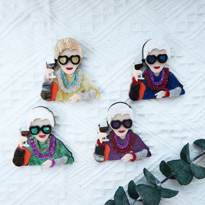 Verre à boire <span class=keywords><strong>Vieille</strong></span> <span class=keywords><strong>Dame</strong></span> Acrylique Broche Haute Qualité Épissage Personnalisé Mode Broche - Product Image 2