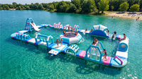 Aire de jeux aquatiques flottante pour enfants avec trampoline, toboggan et éléments d'obstacles pour les stations balnéaires lacustres et les loisirs aquatiques en famille