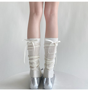 Chaussettes mi-mollet blanches pour femmes avec nœud décoratif, respirantes et confortables, idéales pour les ballerines, la vie quotidienne et les tenues élégantes - Product Image 2