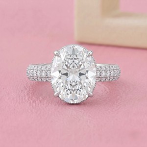 Anillo de compromiso solitario de diamante de corte ovalado con banda pavé de tres filas y engaste oculto para joyería fina nupcial de diseñador - Product Image 4