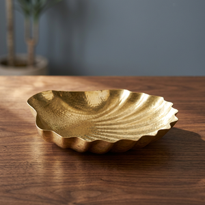 Plato Decorativo Hecho a Mano con Diseño de Concha Dorada, Forma Irregular, Metal Pulido, Platos y Vajilla de Diseño Moderno - Product Image 5