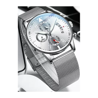 Conception et fabrication en usine de montres de sport en acier, de type chronographe calendrier, lumineuses, pour les marques privées des clients.