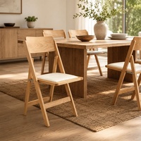 Chaises pliantes élégantes en bois pour l'extérieur, idéales pour les cérémonies de mariage en plein air, les événements hôteliers et les repas.