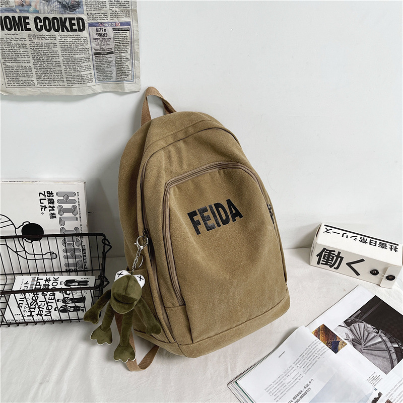 Marrón noble con rana pequeña.