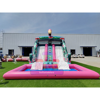 Toboggan aquatique gonflable sur le thème des flamants roses tropicaux avec piscine pour les fêtes estivales et les zones de jeux aquatiques des centres de villégiature