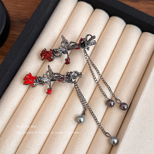 Pince à cheveux vintage papillon, rose épineuse et pompon pour femme, style Y2K sombre, design à franges, pince latérale - Product Image 3