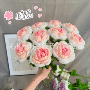 Ramo de Rosas de Ganchillo de Lana con Colores Degradados Hecho a Mano, Regalo Creativo para Boda o San Valentín 2025 - Product Image 4