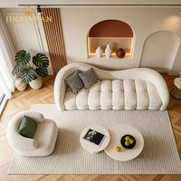 Sofá de 3 Plazas para Sala de Estar, Diseño Curvo con Respaldo Arqueado, Tapizado en Tela Bouclé Crema, Estructura de Madera y Relleno de Espuma