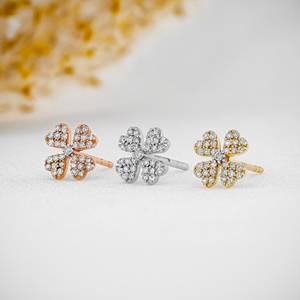 Boucles d'oreilles clous en or massif 18 carats Elvora Gems pour femme, motif trèfle pavé de diamants, 1,4 g la paire, diamants sans conflit de 0,20 ct, pour usage quotidien - Product Image 1
