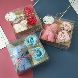 Coffret Cadeau Ours en Tissu Rose Xi You Le 2 avec Savon Floral et Design Transparent pour la Fête des Enseignants - Product Image 1