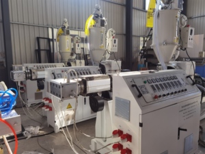 Machine de fabrication de gouttière de pluie en <span class=keywords><strong>PVC</strong></span> de haute qualité - Product Image 3