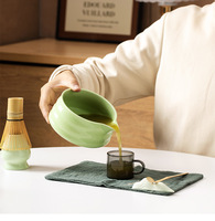 Ensemble parfait pour le thé matcha, comprenant un fouet en céramique, un bol, un tamis, un support et un kit de filtration pour la préparation du thé.