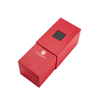 Boîte cadeau en carton rigide rouge avec logo personnalisé et couvercle à charnière pour l'emballage de produits de luxe