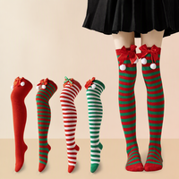 Chaussettes tricotées respirantes rayées rouge et vert pour femme, longues jusqu'au genou, avec nœud et pompon, pour l'hiver et Noël