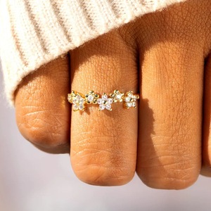 Delicato Anello con Piccoli Fiori per Donne, Gioiello Floreale Dolce per Uso Quotidiano - Product Image 2