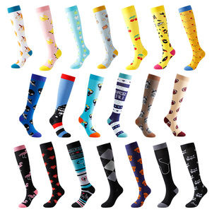 Jingwen OEM Vente en gros Hommes Femmes Fun Running Stocking 20-30mmhg Varices Aide à <span class=keywords><strong>l</strong></span>'utilisation Chaussettes de compression sport au genou haut - Product Image 1