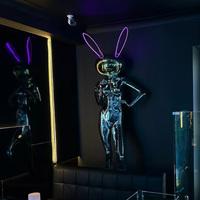 Statue de robot futuriste éclairée par LED Décoration de boîte de nuit et présentoir de vente au détail haut de gamme Cyberpunk Miroir chromé en fibre de verre Mannequin