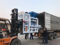 Machine de fabrication de briques et de blocs de béton entièrement automatique contrôlée par PLC QT4-15E avec pompe et moteur