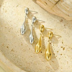 Boucles d'oreilles en acier inoxydable plaqué or 18 carats, hypoallergéniques, gravure personnalisée, style tendance, forme goutte irrégulière pour femmes - Product Image 1