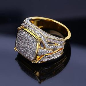 Anillo Cuadrado Chapado en Oro de 18k para Hombre, Tres Héroes, con Microincrustaciones de Diamantes, Joyería de Compromiso, Estilo Geométrico - Product Image 4