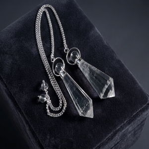 Pendentif en cristal de quartz fait main en forme de goutte d'eau, pendule facetté pour la guérison par le Reiki, la décoration intérieure Feng Shui et les cadeaux d'affaires - Product Image 1