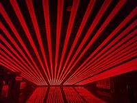 Barre de lumière à faisceau laser rouge simple 8 points DMX512 IP33 Ra80 en aluminium pour éclairage de scène de parc à thème