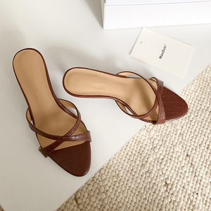 Sandales d'été pour femmes 2026 en cuir effet croco à brides croisées, bout rond, <span class=keywords><strong>talon</strong></span> moyen <span class=keywords><strong>6</strong></span> <span class=keywords><strong>cm</strong></span>, à enfiler, pour usage quotidien - Product Image 2