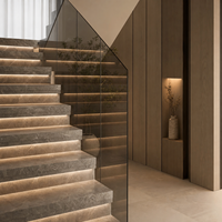 Escalier droit en marbre pour villa de luxe avec finition en pierre haut de gamme et structure architecturale personnalisée