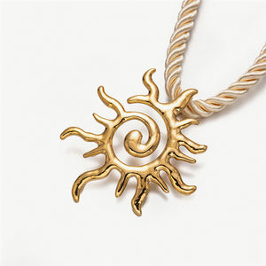 قلادة نسائية عصرية من الفولاذ المقاوم للصدأ مطلية بالذهب عيار 18 قيراط بتقنية PVD، قلادة بدلايات على شكل محارة وشمس ونجمة وصدفة، مقاومة للماء ولا تفقد بريقها - Product Image 6