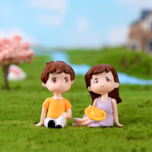 Figurine de couple amoureux (fille et garçon) pour gâteau de mariage, souvenir, porte-clés romantique en résine, artisanat en plastique, décorations de jardin féerique et de maison - Product Image 4