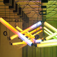 Éclairage de scène à tube triangulaire cinétique de plafond à LED pour spectacle de concert