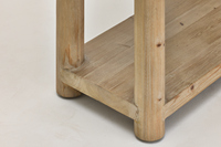 Table d'appoint en pin de style Wabi-sabi, parfaite pour les intérieurs minimalistes Wabi-sabi. Meubles en bois fabriqués à la main, idéaux pour l'usage à la maison