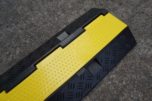 <span class=keywords><strong>Tapis</strong></span> en <span class=keywords><strong>caoutchouc</strong></span> PVC Couvercle de câble à <span class=keywords><strong>2</strong></span> canaux Bosses de vitesse Protection de câble de bosse de route extérieure Rampe de cordon de fil - Product Image 6