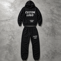 Ensemble deux pièces mode pour homme : sweat à capuche noir personnalisé avec impression de texte et pantalon de survêtement à cordon avec détail logo sur la poche – OEM ODM