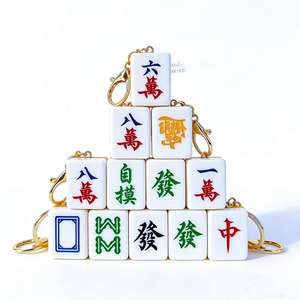 سلسلة مفاتيح ميني ماجونغ إبداعية من الأكريليك للبيع عبر الإنترنت في الصين، صديقة للبيئة مع إمكانية تخصيص الشعار واللون - Product Image 1