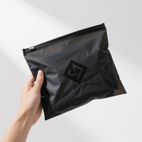 Sac à fermeture éclair en plastique PE plaqué aluminium composite imprimé sur mesure Pochette d'emballage de vêtement étanche à l'humidité et à la poussière noire mate