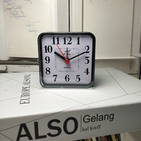 OEM/ODM horloge pas cher cadeau classique rond carré petit réveil de chevet à piles sans tic-tac
