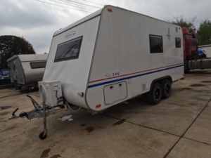 Caravane <span class=keywords><strong>de</strong></span> luxe en aluminium à double essieu, confortable pour la famille, avec cuisine et salle <span class=keywords><strong>de</strong></span> bain, idéale pour les voyages en camping-car. - Product Image 2