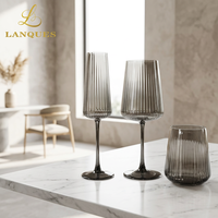 Ensemble de verrerie soufflée à la machine Lanques Durable, gris fumé côtelé, avec rayures verticales, verres à vin noir dégradé, effet optique pour flûte