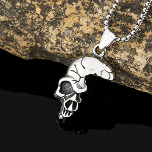 Yunnique Collar con colgante de calavera de acero inoxidable para hombre, diseño de media cara de esqueleto, joyería de moda - Product Image 2