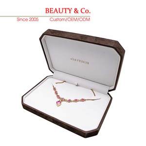 Boîte à bijoux blanche haut de gamme en cuir PU, design élégant fait main, forme personnalisable, avec charnières et insert en éponge pour bagues et bracelets - Product Image 3