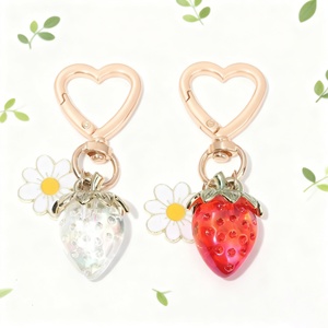 Porte-clés en métal rétro personnalisé créatif, motif fraise et cœur mignon, ornement pour sac ou clé de voiture, cadeau personnalisé - Product Image 1