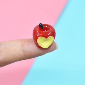 Abalorios de resina de manzana roja simulada, artesanías de resina de frutas dulces para pendientes, collares, accesorios y decoración de jardín de hadas - Product Image 2