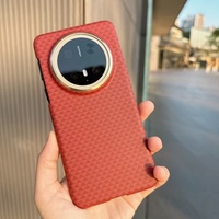 Étui de protection premium ultra-fin en PC avec texture carbone de luxe, design alphabet, pour iPhone 17 PM/16 Pro Max, avec sac OPP et chargement sans fil