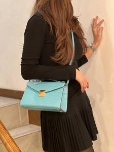 กระเป๋าสะพายไหล่สีฟ้าอ่อนสำหรับผู้หญิง กระเป๋าถือดีไซน์เก๋ หนังแท้ กระเป๋าสะพายข้าง - Product Image 4