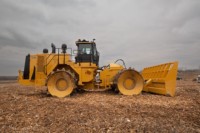 Compacteur de décharge 826K: puissance de 324 kW, poids de 40,917 kg, structure durable, idéale pour la manipulation des déchets difficiles et haute efficacité