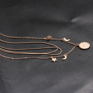 Collar en capas con diseño de sol, luna y estrella, de acero de titanio dorado rosa, cadena para clavícula para mujer, joyería de moda para uso diario - Product Image 4